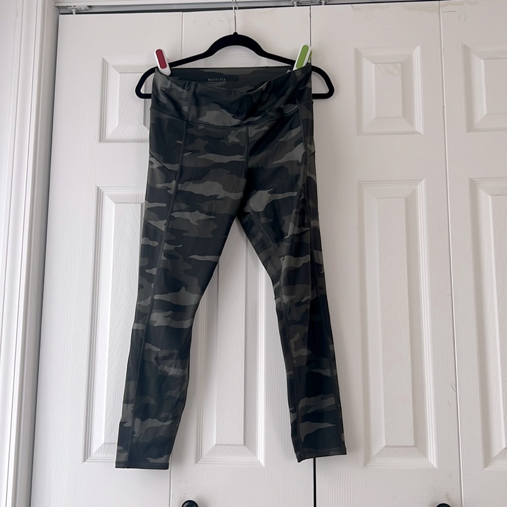 Athleta camo contender 7/8 right. Has pockets, size Medium